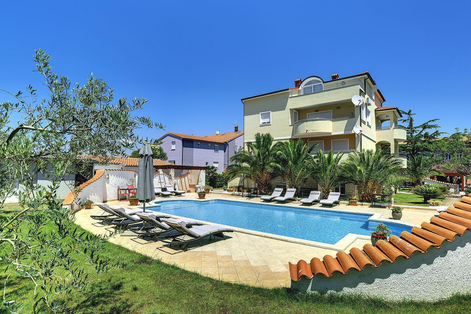 Zum Sandstrand Sind Es Wenige Gehminuten - Geniessen Sie Aber Auch Die Zeit Am Pool Medulin Exteriör bild