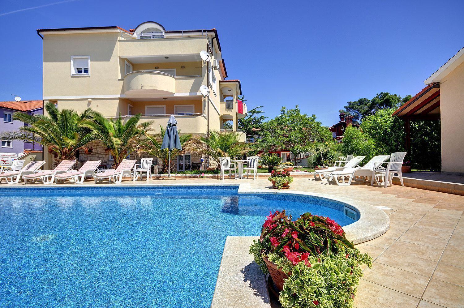 Zum Sandstrand Sind Es Wenige Gehminuten - Geniessen Sie Aber Auch Die Zeit Am Pool Medulin Exteriör bild